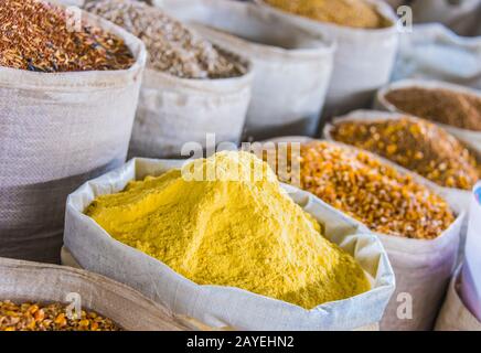 Produits alimentaires séchés vendus au marché Chorsu à Tachkent Banque D'Images