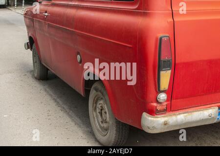 La face arrière de la old red vintage van closeup Banque D'Images