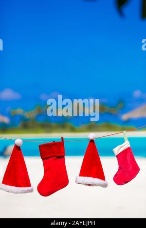 Rouge Santa hats et Noël hanging on tropical beach Banque D'Images