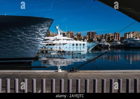 Une vue suggestive de la marina de Barcelone montrant en arrière-plan les bâtiments résidentiels du quartier Barceloneta. Banque D'Images