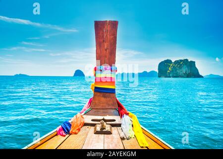 Vue de la tête du bateau traditionnel à la mer et aux îles Banque D'Images