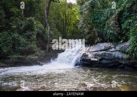 Petite cascade qui coule dans une rivière dans le nord de la Thaïlande Banque D'Images