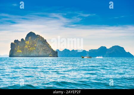 Paysage avec îles dans la mer tropicale Banque D'Images