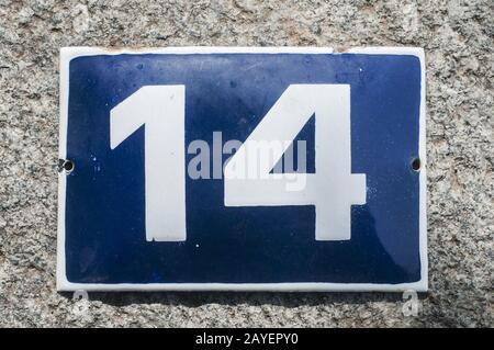 Grunge altérés square metal plaque émaillée de nombre d'adresse avec numéro 14 libre Banque D'Images