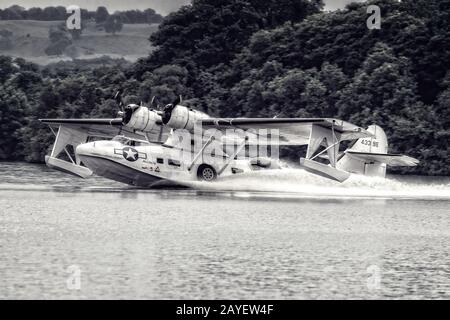 Ex Royal Canadian Air Force PB5Y Catalina 'Miss Pick Up' atterrit à Lough Erne, comté de Fermanagh, en Irlande du Nord dans le cadre de la commémoration du RAF 100. Banque D'Images