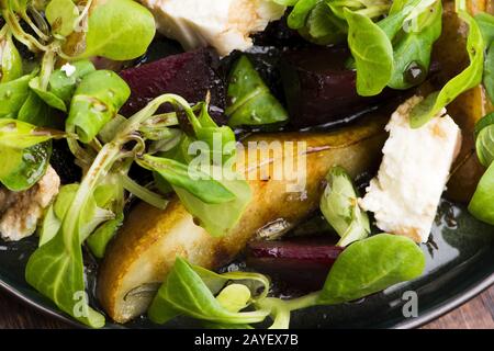 Salade de betterave rôtie, poire, laitue d'agneau, fromage Banque D'Images