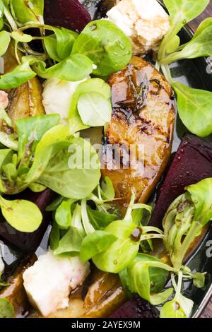 Salade de betterave rôtie, poire, laitue d'agneau, fromage Banque D'Images