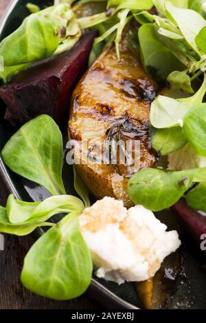 Salade de betterave rôtie, poire, laitue d'agneau, fromage Banque D'Images