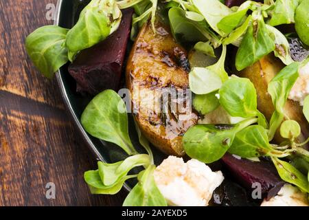 Salade de betterave rôtie, poire, laitue d'agneau, fromage Banque D'Images