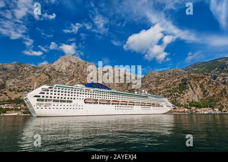 Navire au port de Kotor - Monténégro Banque D'Images