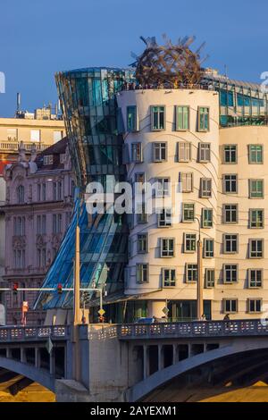 Prague, République tchèque - 02 novembre 2017: Célèbre Dancing House au centre de la ville Banque D'Images