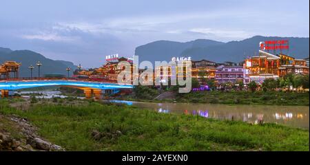 Wulingyuan, Chine - 27 mai 2018: Ville de Wulingyuan au coucher du soleil dans le parc naturel des montagnes Tienzi Avatar Banque D'Images