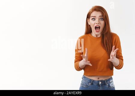 Excitée et choquée jeune femme inquiète raconter quelque chose de mauvais arrivé, retell histoire avec l'expression nerveuse, secouer les mains, essayer de faire affaire ou Banque D'Images