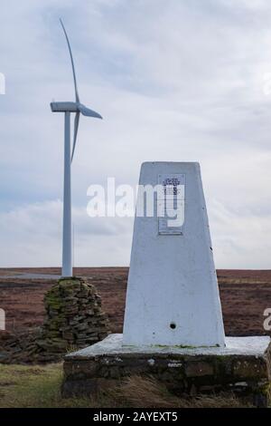 Point de trig sur Nab Hill et Wind turbine, Ovenden Moor Windfarm, Yorkshire, Royaume-Uni Banque D'Images