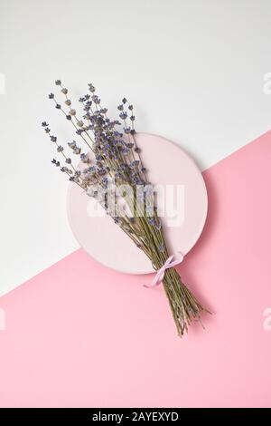 Carte de vœux avec bouquet de lavande sur une plaque ronde. Banque D'Images