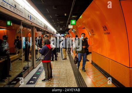 Les personnes et les travailleurs qui portent des masques de visage dans le Metro Mass Transit Railway de Hong Kong lors de la nouvelle éclosion de coronavirus Covid-19 en février 2020 Banque D'Images