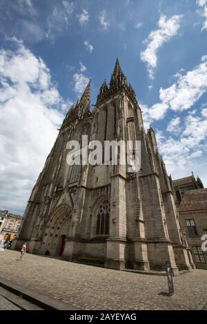 Ville De Quimper, France. Vue pittoresque sur la façade ouest de la cathédrale historique Saint-Corentin, sur La Place Saint-Corentin de Qumiper. Banque D'Images