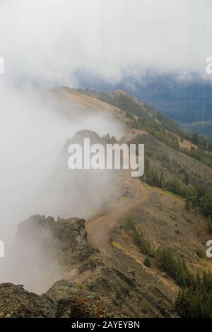 Vue mystique depuis l'observatoire du Mont Washburn pendant une journée de sormy - Yellowstone National Park Banque D'Images