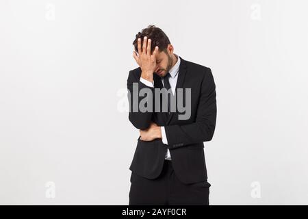 jeune homme criant agressivement, regardant très fâché, frustré, indigné ou énervé, criant. Isolé sur ba blanc Banque D'Images