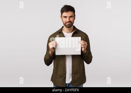 Promotion, bannière d'entreprise et concept d'emploi. Un entrepreneur masculin à la barbe bien placé donne des conseils où trouver goo Banque D'Images