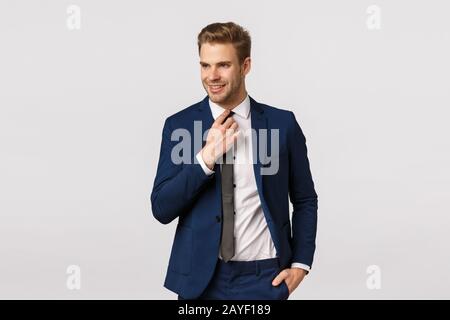Élégant, confiant et assuré blond beau homme entrepreneur en costume classique, se préparer pour le dîner d'affaires, affaires Banque D'Images