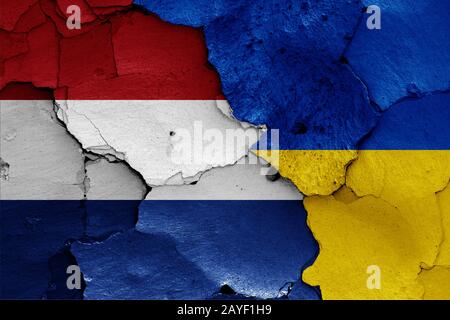 Drapeaux des Pays-Bas et l'Ukraine peints sur le mur fissuré Banque D'Images