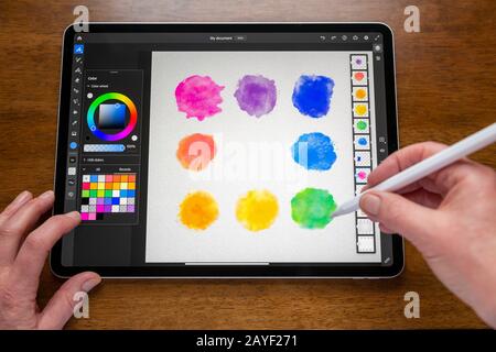 Bath, Royaume-Uni - 15 FÉVRIER 2020 : application Adobe Fresco utilisée pour créer une peinture numérique à l'aquarelle sur un iPad Pro Apple. Banque D'Images