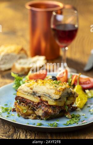 Moussaka grec sur bois Banque D'Images