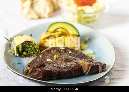 Steak grillé avec pommes de terre au gratin Banque D'Images