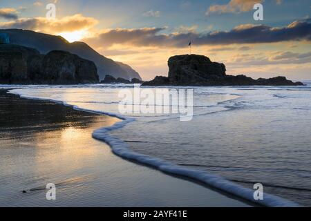 Chapelle Rocher sur Broad Oak Beach à Cornwall capturé au coucher du soleil. Banque D'Images