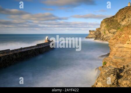 Jetée de Portreath sur la côte nord de Cornwall/ Banque D'Images