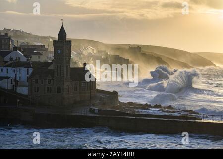 La tour de l'horloge de Porthleven a capturé sur un matin de tempête. Banque D'Images