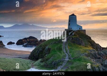 Phare de Tŵr Mawr sur Ynys Llanddwyn sur l'île d'Anglesey Banque D'Images