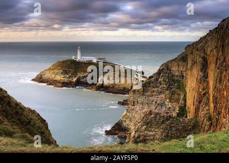 Phare De South Stack Sur Anglesey Dans Le Nord Du Pays De Galles. Banque D'Images