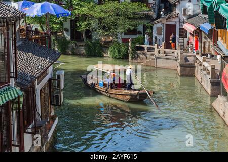 Shanghai, Chine - 23 mai 2018 : croisière en bateau sur le canal dans la ville aquatique de Zhujiajiao Banque D'Images