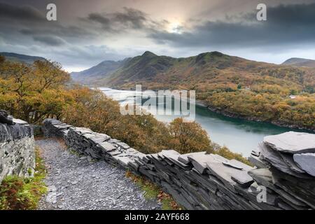 Les zigzags à Dinorwic Slate Quarry avec Llyn Dinas et Snowdon Horseshoe dans la distance. Banque D'Images