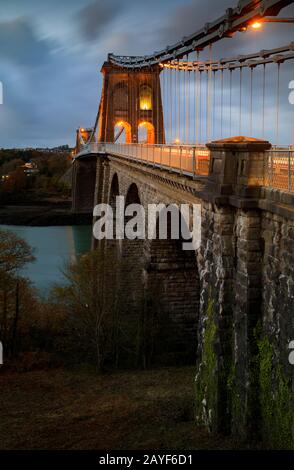 Pont suspendu Menai capturé au crépuscule Banque D'Images