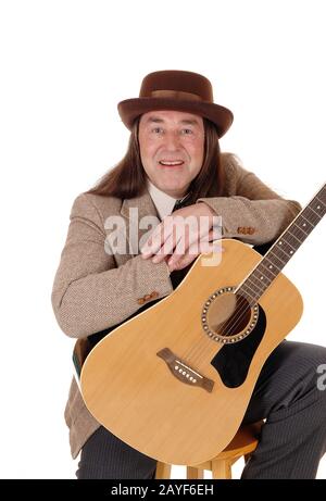 Homme autochtone assis avec sa guitare Banque D'Images