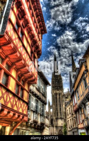 Ville De Quimper, France. Vue artistique inclinée de l’architecture historique à pans de bois de la rue Kereon de Qumiper. Banque D'Images