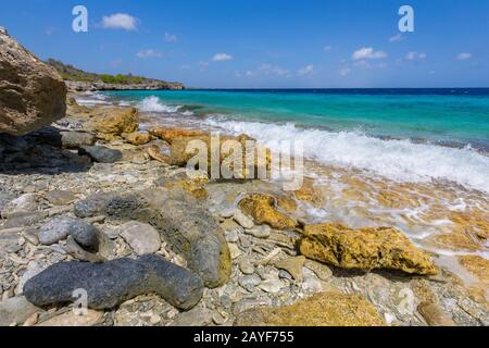 Rochers et pierres sur la plage avec la mer Banque D'Images