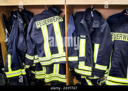 Les équipements de lutte contre l'incendie, les vêtements de lutte contre l'incendie sont prêts à être utilisés immédiatement Banque D'Images