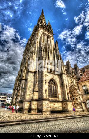 Ville De Quimper, France. Vue artistique de la façade avant de la cathédrale historique Saint-Corentin, sur La Place Saint-Corentin de Qumiper. Banque D'Images