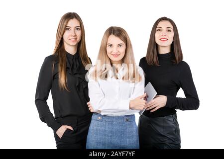 Trois femmes d'affaires souriantes se tenant dans une rangée isolée sur fond blanc. Personnes du groupe d'affaires. Bonne équipe commerciale. Affaires Banque D'Images