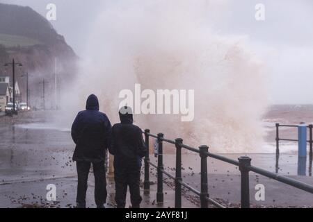 Sidmouth, Devon, 15 Février 2020. Les gens regardent alors que le Storm Dennis frayent sur le front de mer de Sidmouth, Devon. Crédit: Photo Central/Alay Live News Banque D'Images