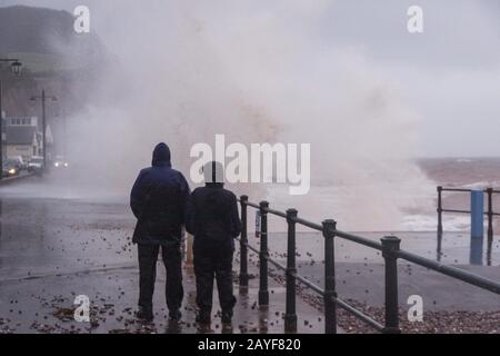 Sidmouth, Devon, 15 Février 2020. Les gens regardent alors que le Storm Dennis frayent sur le front de mer de Sidmouth, Devon. Crédit: Photo Central/Alay Live News Banque D'Images