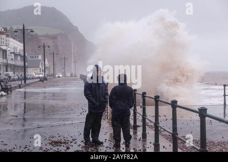 Sidmouth, Devon, 15 Février 2020. Les gens regardent alors que le Storm Dennis frayent sur le front de mer de Sidmouth, Devon. Crédit: Photo Central/Alay Live News Banque D'Images