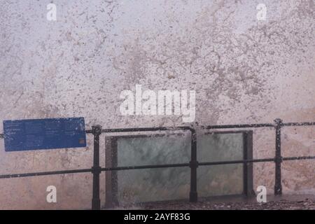 Sidmouth, Devon, 15 Février 2020. Storm Dennis éclate sur le front de mer de Sidmouth, blessant les panneaux de défense en verre récemment installés avec cailloux et schiste. Les panneaux sont à l'essai sur le mur de la mer à Sidmouth, Devon, et ont déjà résisté à une pleine battue de la tempête Ciara. Crédit: Photo Central/Alay Live News Banque D'Images