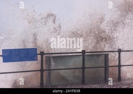 Sidmouth, Devon, 15 Février 2020. Storm Dennis éclate sur le front de mer de Sidmouth, blessant les panneaux de défense en verre récemment installés avec cailloux et schiste. Les panneaux sont à l'essai sur le mur de la mer à Sidmouth, Devon, et ont déjà résisté à une pleine battue de la tempête Ciara. Crédit: Photo Central/Alay Live News Banque D'Images