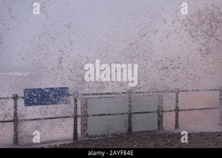 Sidmouth, Devon, 15 Février 2020. Storm Dennis éclate sur le front de mer de Sidmouth, blessant les panneaux de défense en verre récemment installés avec cailloux et schiste. Les panneaux sont à l'essai sur le mur de la mer à Sidmouth, Devon, et ont déjà résisté à une pleine battue de la tempête Ciara. Crédit: Photo Central/Alay Live News Banque D'Images