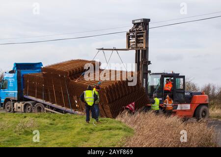 Les gens à la scène des roues arrière-accident du VHG glissont vers Doch sur Sharp Bend. HGV Fortement Laden avec acier pour Renforcer Le Béton Banque D'Images